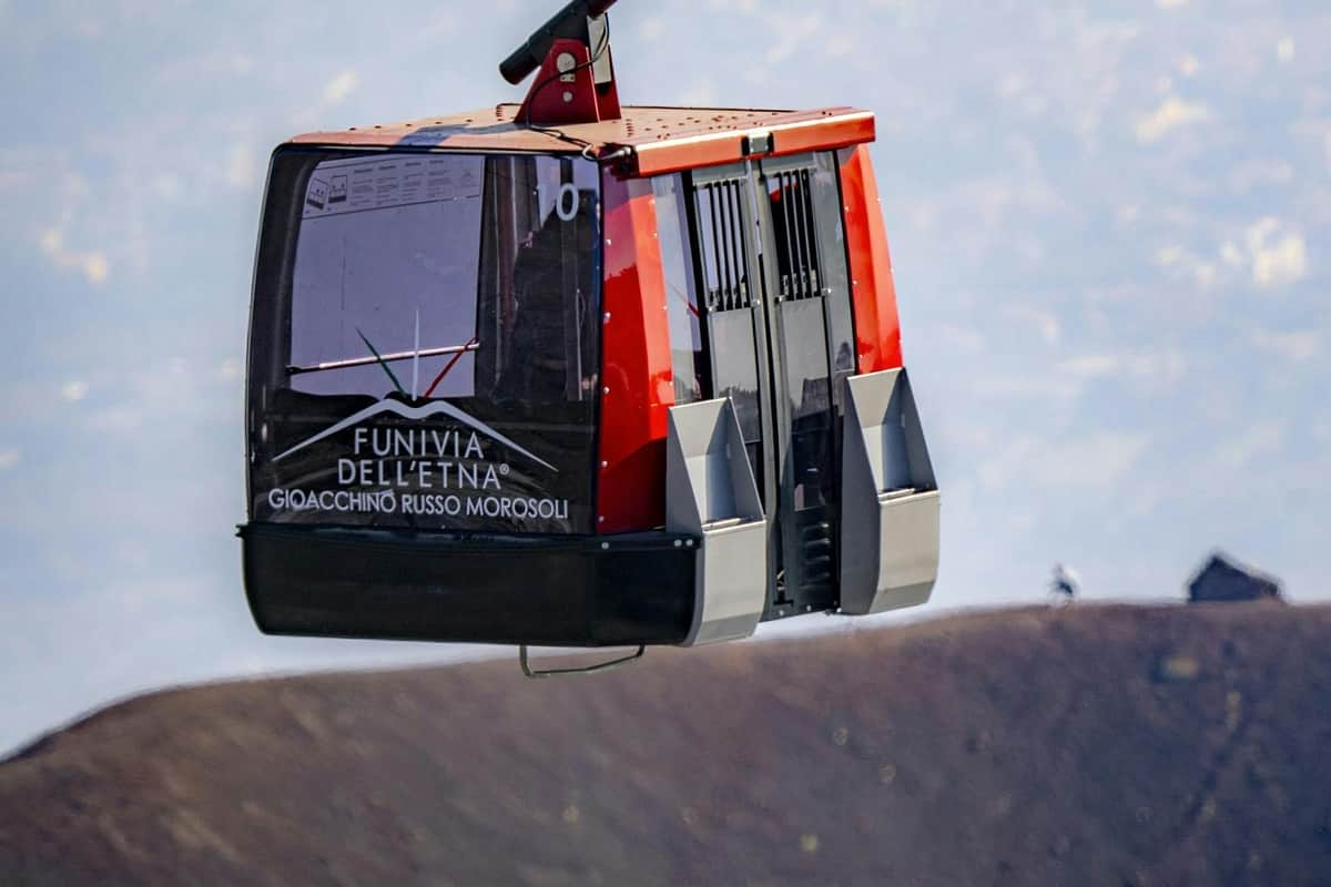 Mount Etna: Roundtrip Cable Car Ticket Cabin over the ridge of a crater