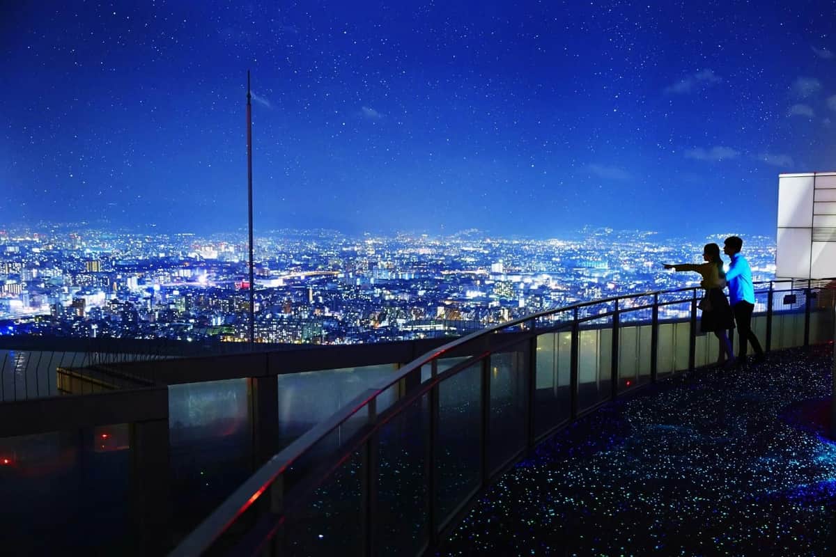 梅田スカイビル&九中庭園展望台:入場+大阪メトロ&バス2日券 星空の下にガラスの手すりがあるスカイデッキから見る夜の街並み。
