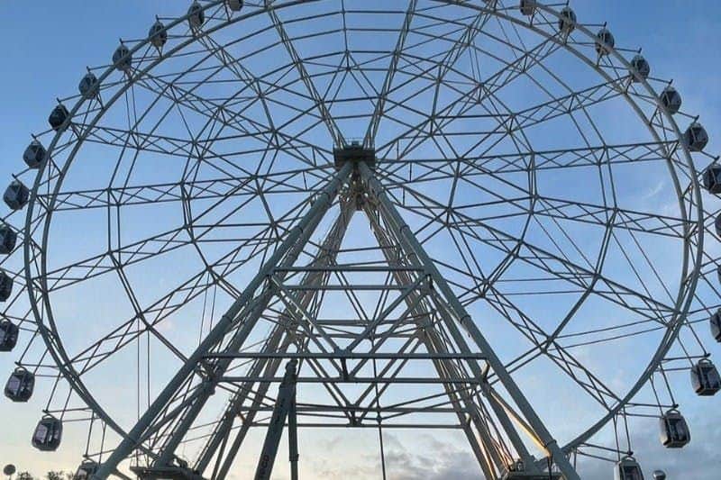 Aztlán Feria de Chapultepec: All Attractions Access Ticket A large ferris wheel with a metal framework against a blue sky.
