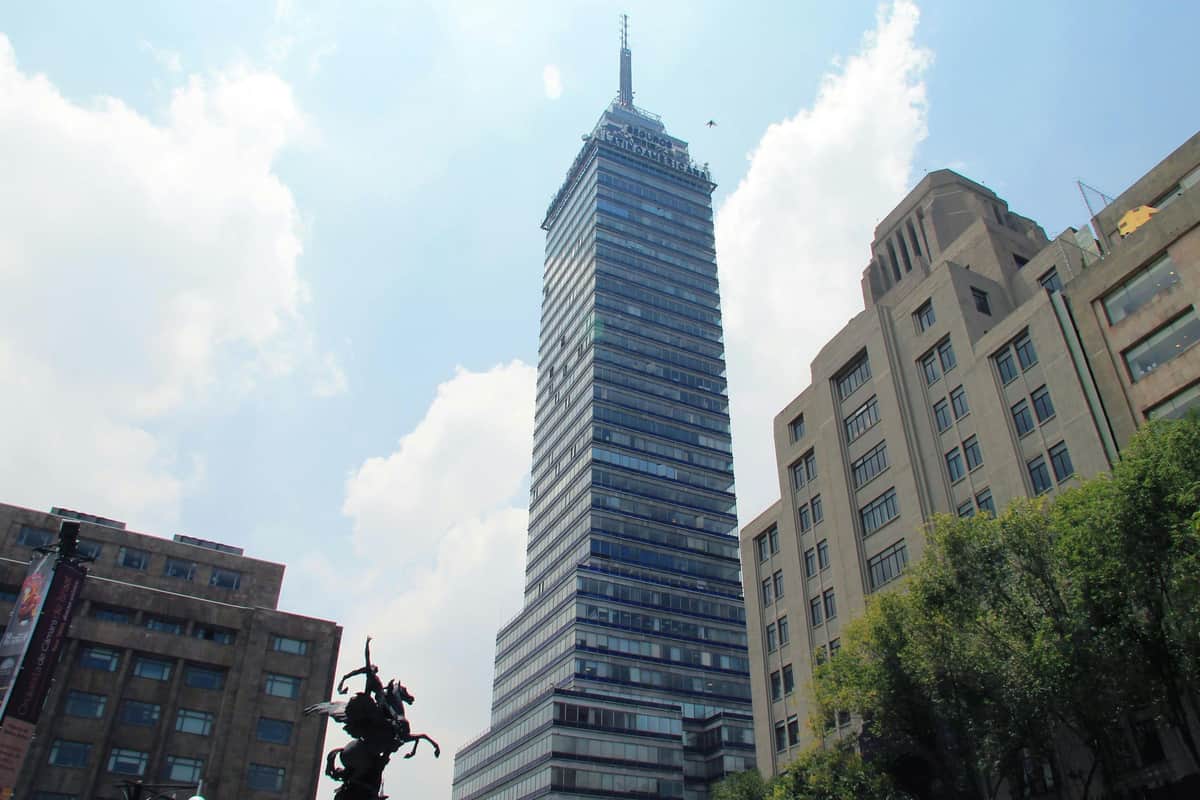 Torre Latinoamericana: Fast Track Ticket Torre Latinoamericana seen from the central avenue.