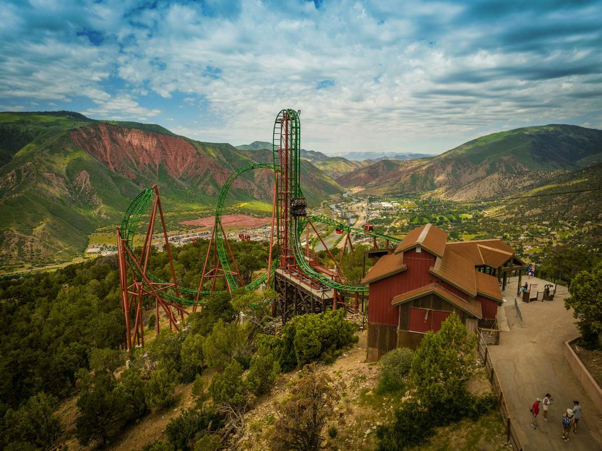 글렌우드 동굴 어드벤처 파크: 봄 펀데이 티켓 글렌우드 동굴 어드벤처 파크 (Glenwood Caverns Adventure Park) 에 광고된 '윈터 온 더 마운틴 (Winter on the Mountain)' 이벤트는 케이블카를 타고 눈 덮인 풍경을