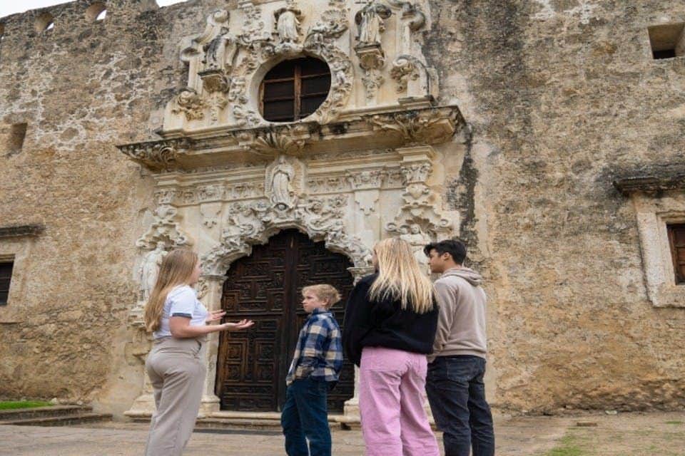 San Antonio: Small Group Walking Tour + River Cruise + Tower of the Americas The Alamo