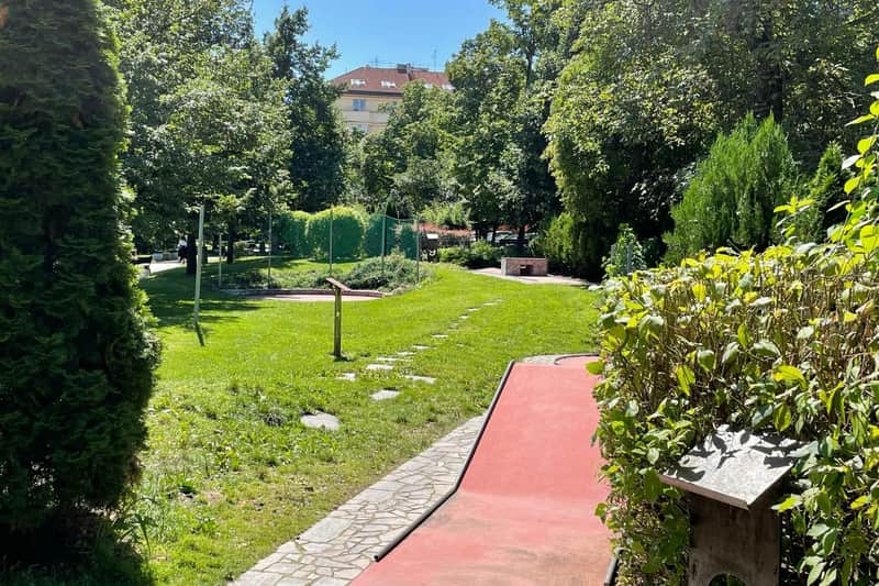 Žižkov Television Tower: Minigolf