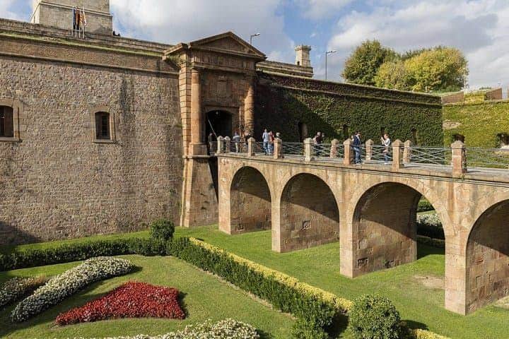 Barcelona Old Town & Montjuïc Tour: Castle Visit and Cable Car Ride Barcelona Old Town & Montjuïc Tour: Castle Visit and Cable Car Ride
