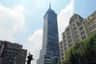 Torre Latinoamericana gezien vanaf de centrale laan.